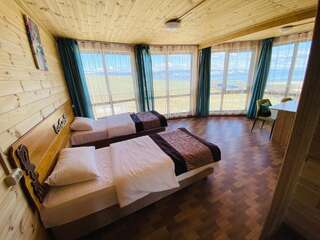 Отель Байкал Терра Отель Хужир Стандартный двухместный номер с 2 отдельными кроватями и видом на море-1